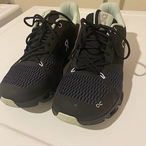 OnCloud Cloudflyer, Black/White/Mint, 8.5, lightly used